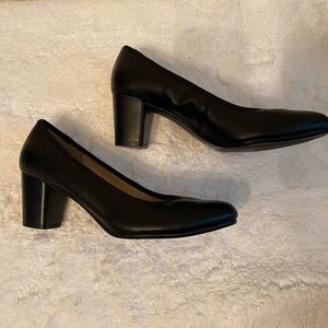 Naturalizer black block heeled pump size 7.5W.
